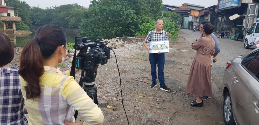 Dr. Michael Kerth wird durch das vietnamesische Fernsehen zum Thema Altlasten und kontaminierte Standort in Vietnam interviewt